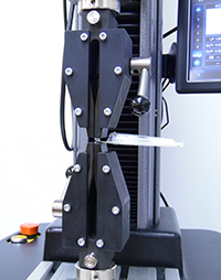 Placez le bloc seringue blister dans les poign&eacute;es