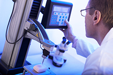 Exploitant effectue les essais de mat&eacute;riaux avec testeur de force